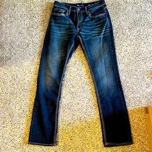 I’m selling a pair of BKE Jake straight jeans.